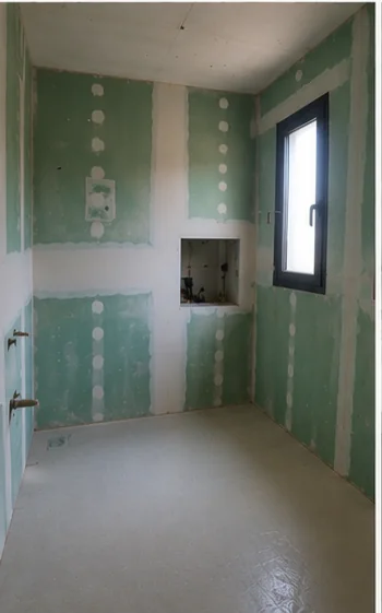 Obra interior con tabiquería y acabados en curso