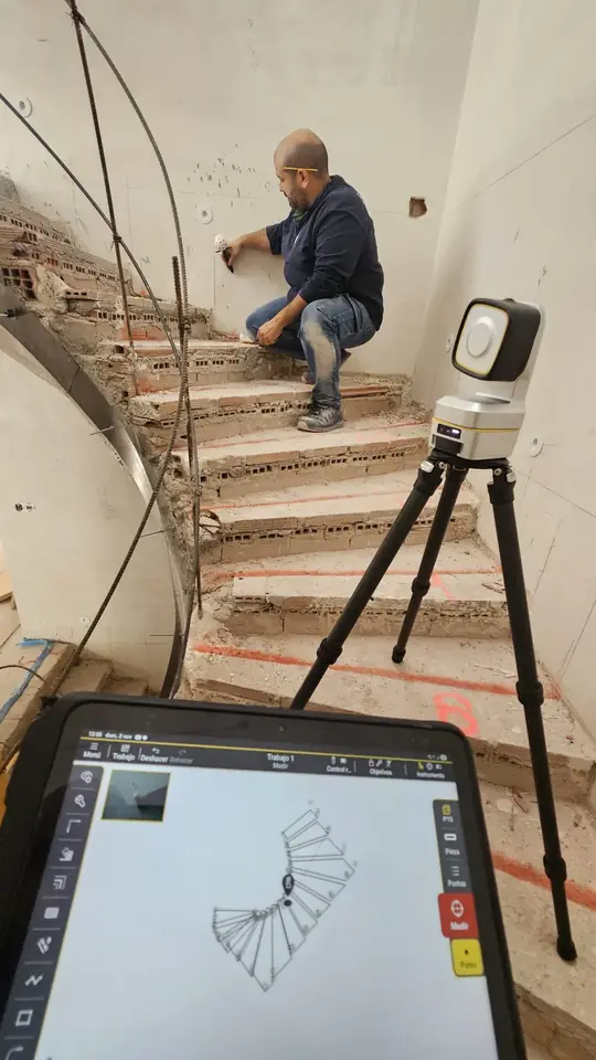 Profesional utilizando Leica iCON iCS50 y una tableta durante una medición en una obra interior